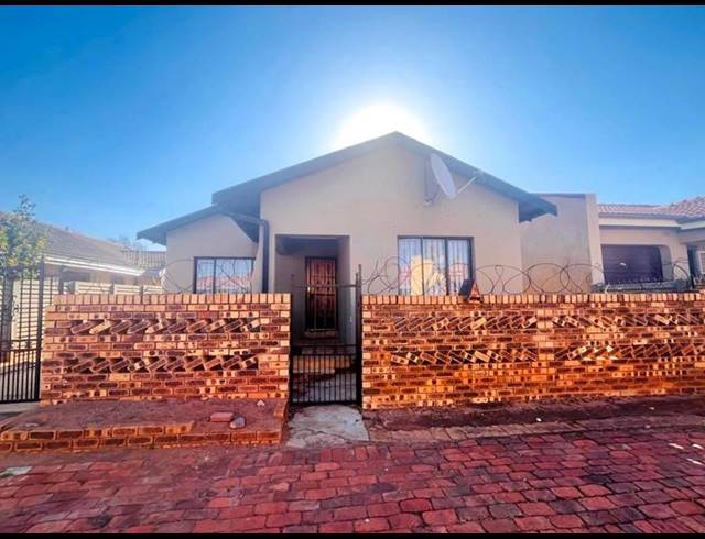3 BEDROOM HOUSE FOR SALE IN PROTEA NORTH